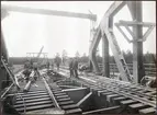 Färdigställande av klaffbron över Södertälje kanal.