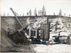 Grustag med  en ångdriven grävmaskin.