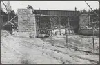 Bro över Hjuksån. Järnöverbyggnaden inpassas juni 1922 .