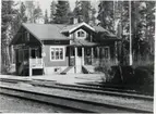 Långsjön efter ombygggnad. Expedition och ställverk har sammanförts med bostadsdelen och vatten/avlopp och värme är nu indraget. Den gamla banvaktstugan har blivit stationshus.