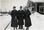 Siri Andersson, Siris fästman Anders Lindgren och Ingeborg Andersson. Bakom expeditionsfönstret tittar Långsjö-Pelle fram.