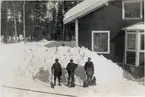 Snörika vintrar innebar extra inkomster till rallarlaget. Från vänster Oskar Eklund, Gunnar Fridell och Anders Skoglund.