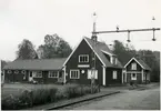 Nytt stationshus byggt av BUJ, färdigt 1919. En- och en halv vånings stationshus i trä, byggt i vinkel (BUJ). Stationen anlades 1917. Nya expeditionslokaler tillbyggdes 1948.
BAJ , Borås - Alvesta Järnväg