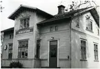 Stationen öppnad 1863. Tvåvånings stationshus i trä. Obemannad sedan 28 maj 1978. Stationshuset sålt som privatbostad. Det är nu ersatt av en enkel väntkur på plattformen.