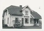 Trafikplats anlagd 1906. En- och enhalvvånings putsat stationshus.