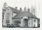 Station anlagd 1906. Efter en eldsvåda, som ödelade det gamla stationshuset, uppfördes nuvarande byggnad, en- och tvåvånings, putsad. Öppnad 1906-12-21. Gemensam post- o jvgstn. Det första stationshuset brann ned 1920-01-26, stinsen hade glömt ett strykjärn påslaget och ett nytt stationshus byggdes