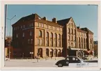 Malmö station 1971.Statens Järnvägar, SJ. Det första stationshuset invigdes 1856, men förstördes delvis i en brand 1866. Vid återuppbyggnaden kunde bara klocktornet bevaras och det andra stationshuset invigdes 1872. Med tiden anslöts fler banor till Malmö och det stora nya stationen med 4 nya spår blev klar 1891.1924 byggdes den nuvarande stationshuset. Banan elektrifierades 1933.