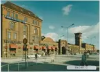 Malmö station 1971.Statens Järnvägar, SJ. Det första stationshuset invigdes 1856, men förstördes delvis i en brand 1866. Vid återuppbyggnaden kunde bara klocktornet bevaras och det andra stationshuset invigdes 1872. Med tiden anslöts fler banor till Malmö och det stora nya stationen med 4 nya spår blev klar 1891.1924 byggdes den nuvarande stationshuset. Banan elektrifierades 1933.