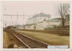 Lund station 1971. Statens Järnvägar, SJ. Stationen öppnade 1858. Det första stationshuset byggdes i början av 1950-talet men stod klart först 1958. Ett nytt stationshus byggdes 2001. Banan elektrifierades 1933. Loket är troligen ett SJ X7.