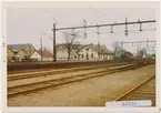 Arlöv station 1971. Statens Järnvägar, SJ. Stationen anlades 1871. Stationshuset byggdes 1874. På 1970-talet flyttades trafiken till Burlövs station och 1977 lades Arlövs station ner. Banan elektrifierades 1933.