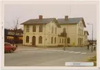 Höör station 1971. Statens Järnvägar, SJ. Stationen öppnades 1858. Stationshuset byggdes 1858 och moderniserades 1930. Fick dubbelspår 1904. Banan elektrifierades 1933.