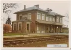 Stehag station 1971. Statens Järnvägar, SJ. Stationen öppnades 1858. Det första stationshuset byggdes 1858 och var en enkel banvaktstuga. 1860 byggdes det andra stationshuset. På 1870-talet byggdes det tredje och nuvarande stationshuset. Fick dubbelspår 1904. Banan elektrifierades 1933.