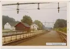 Tjörnarp station 1971. Statens Järnvägar, SJ. Stationen öppnades 1859. Det första stationshuset byggdes 1859 och det andra och nuvarande stationshuset byggdes 1915. Fick dubbelspår 1904. Banan elektrifierades 1933.