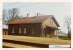 Arrie station 1971.Malmö - Ystad Järnväg, MYJ. Stationen öppnades 1898. Blev hållplats 1967 och nedlagd 1970. Banan elektrifierades 1933. Kvar som trafikteknisk station till 1971.