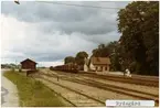 Rydsgård station 1971. Malmö - Ystad Järnväg, MYJ. MYJ. Stationen öppnades 1874. Stationshuset byggdes 1876 och avbemannades1978. Övergick till Statens Järnvägar, SJ 1941. Banan elektrifierades 1996. Loket är troligen ett SJ T21.