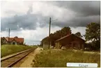 Rynge station 1971. Malmö - Ystad Järnväg, MYJ. Stationen öppnades 1874. Stationshuset byggdes 1874 och avbemannades 1965. Persontrafiken lades ner 1975. Övergick till Statens Järnvägar, SJ 1941. Banan elektrifierades 1996.