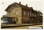 Köpingebro station 1971. Ystad - Eslövs Järnväg, YEJ. Första stationshuset byggdes 1865  men den revs och ett nytt byggdes 1896. Banan elektrifierades 1996.