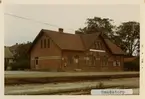 Smedstorp station 1971. Simrishamn - Tomelilla Järnväg, CTJ. Stationen öppnades 1882. Det första stationshuset byggdes 1882 och det andra byggdes 1912 , som finns kvar som privatbostad.  Gick till Malmö-Tomelilla Järnväg, MöToJ 1896 och till Statens Järnvägar, SJ 1943. Banan elektrifierades 1996.