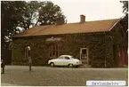 Ravlundabro station 1971. Ystad - Brösarps Järnväg, YBJ. Stationen öppnades 1901. Stationshuset byggdes 1901 och finns fortfarande kvar som privatbostad. Uthus och dressinbod finns också kvar. Blev håll- och lastplats på slutet av trafiktiden. Gick till Statens Järnvägar, SJ 1941. Banan elektrifierades 1996.