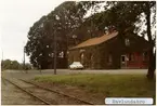 Ravlundabro station 1971. Ystad - Brösarps Järnväg, YBJ. Stationen öppnades 1901. Stationshuset byggdes 1901 och finns fortfarande kvar som privatbostad. Uthus och dressinbod finns också kvar. Blev håll- och lastplats på slutet av trafiktiden. Gick till Statens Järnvägar, SJ 1941. Banan elektrifierades 1996.