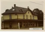 Harlösa station 1971. Landskrona - Kävlinge - Sjöbo Järnväg, LKSJ. Stationen öppnad 1906. Stationshus i jugendstil byggdes 1906. Gick över till Statens Järnvägar, SJ 1926. Banan elektrifierades 1916. Stationen lades ner 1954. Mellan 1955 - 1982 var SJ:s kontaktledningsskola där och senare blev det ett bibliotek vilket det fortfarande är.