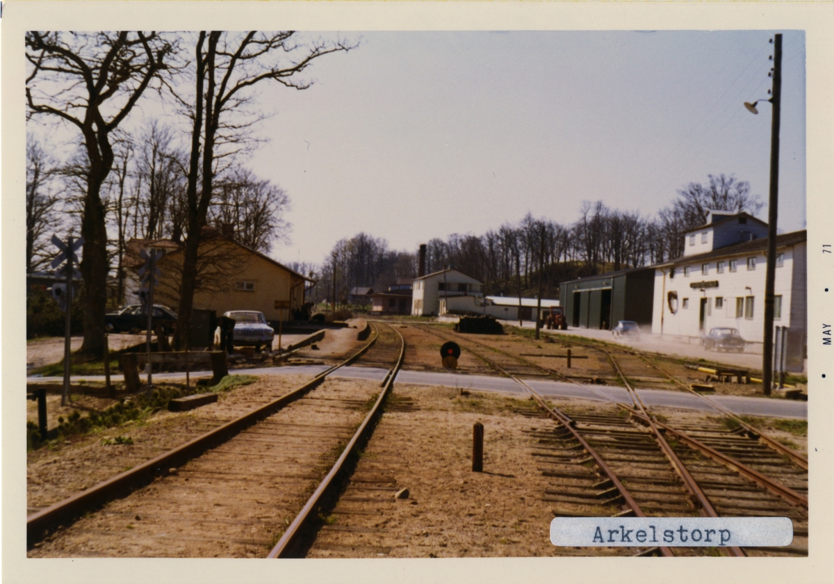 Stationen öppnad 1885 med ett större stationshus.Ett nytt stationshus byggdes 1956 som var ett envånings stationshus i trä, två gavlar mot banan utan bostadslägenhet. 1957 revs det gamla stationshuset samtidigt som man rev godsmagasinet. Stationshuset från 1956 köpes 1975 när järnvägen försvann. I stationshuset finns numera affären "VillaGimle antik & nostalgi".