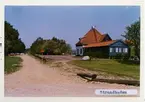 Trafikplats anlagd 1909. Fyrkantigt, putsat stationshus med spetsigt tak. Väntsalen omändrades 1937