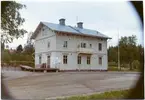 Stationen från vägsidan. Tvåvånings stationshus i trä av Hällnäsmodell. Byggår 1890