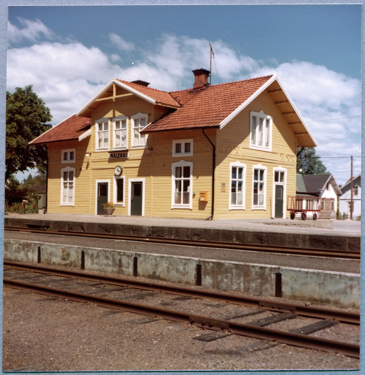 Station anlagd 1875. En- och enhalvvånings stationshus i trä .
NSJ , Nybro - Sävsjöströms Järnväg