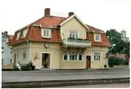 Stationen anlades 1902 och ombyggdes efter en brand 1910. Tvåvånings stationshus i trä. Pressbyrån har kiosk vid stationshuset .
MÅJ , Mönsterås Järnväg