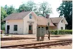 Station anlagd 1874. Envånings putsad stationsbyggnad med två gavlar mot banan.