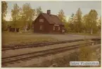 Hållplats anlagd 1915. Envånings stationshus i trä.