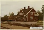 Station anlagd 1911. En- och enhalvvånings stationshus i trä. 1947 delvis moderniserat.