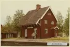 Hållplats anlagd 1915. En- och en halv vånings stationshus i trä.