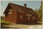 Hållplats anlagd 1910. Envånings stationshus i trä