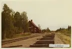 Hållplats anlagd 1915. Tvåvånings stationshus i trä, sammanbyggt med godsmagasinet.