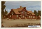 Station öppnad 1916-01-01. Stort en- och enhalvvånings stationshus i trä.