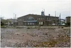 Gävle. Före detta Gävle Södra station.
Stationshus i två våningar i trä. Beläget vid dagens korsning av Brunnsgatan och Muréngatan. Byggt 1874.Förvaltningsbyggnad på Waldenströmsgatan 2, uppförd 1896, nedbrunnen midsommarnatten 1967. Nytt stationshus 1927 till OKB öppnande. Arkitekt Wetterling. Nedlagd som personstation 1933. K-märkt 1986. 
OKB, Ostkustbanan