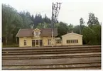 Hette före 1904-07-12  RÄMEN 
En- och enhalvvånings stationshus i trä. Väntsalen tillbyggdes 1936.
Stationshuset revs sommaren 1995.