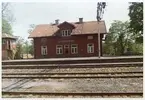 Station anlagd 1879. En- och en halvvånings stationshus i trä.