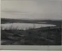 Sjön Rakkerijärvi vid Gällivare - Kiruna Järnväg. 1.Avdelningsingenjör Emil Holmgren med 2.Fru Melander, fotografens fru på promenaden  vid sjön, 8 km söder om Kiruna. Fotot visar förbindelsen, landgången mellan skärningen och vägbanken