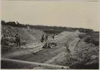 Bygge av banvall.
Fotot troligen taget i närheten av Järna.
