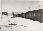 Vy vid Bergfors station med fjället Nakerivaara i bakrunden.
