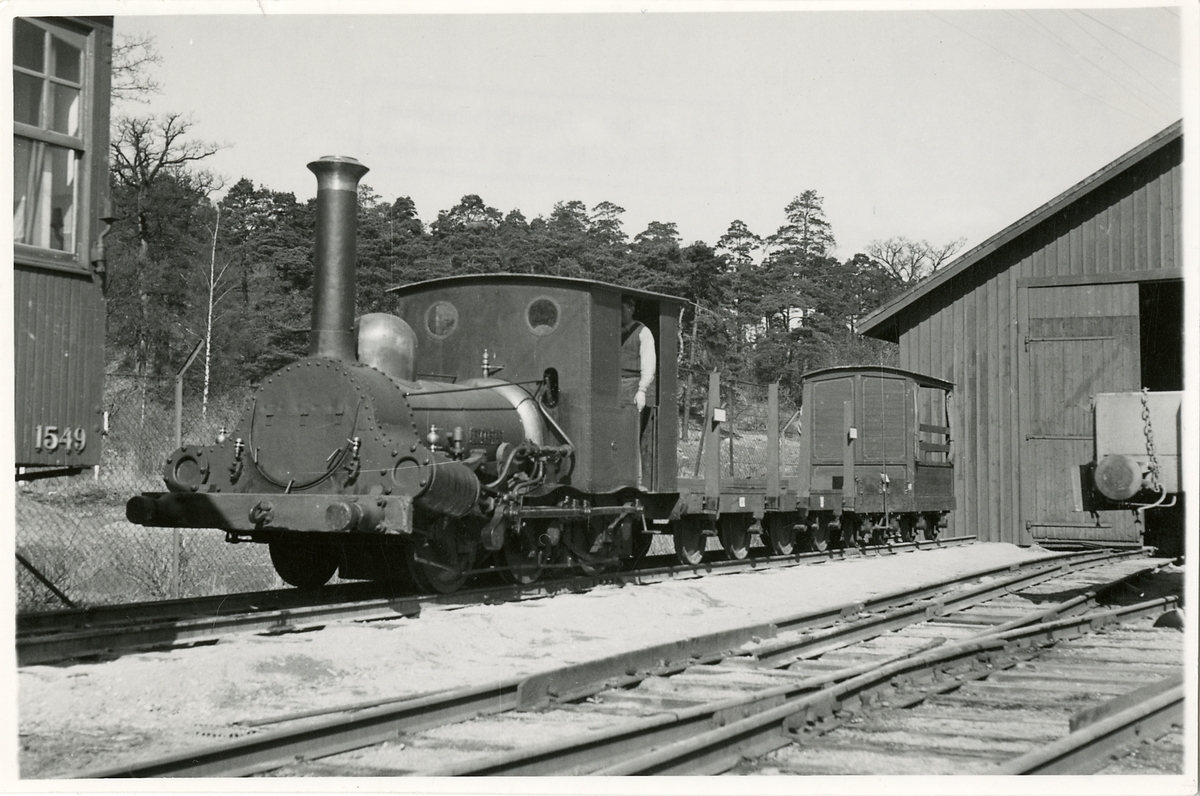 Ånglok, "Fryckstad", spårvidd 1101 mm (1099 mm enligt Katalog över Statens Järnvägars avdelning å Baltiska utställningen i Malmö 1914). Cylinderdiameter 230 mm. Slagets längd 395 mm. Sidoramar utanför hjulen bestående av plåtskodda ekplankor (Katalog över Statens Järnvägars avdelning å Baltiska utställningen i Malmö 1914).