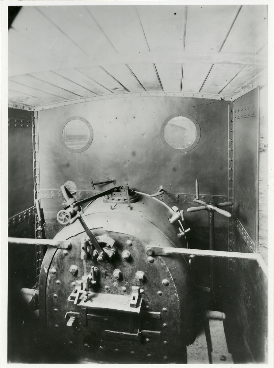 Ånglok, "Fryckstad", spårvidd 1101 mm (1099 mm enligt Katalog över Statens Järnvägars avdelning å Baltiska utställningen i Malmö 1914). Cylinderdiameter 230 mm. Slagets längd 395 mm. Sidoramar utanför hjulen bestående av plåtskodda ekplankor (Katalog över Statens Järnvägars avdelning å Baltiska utställningen i Malmö 1914).