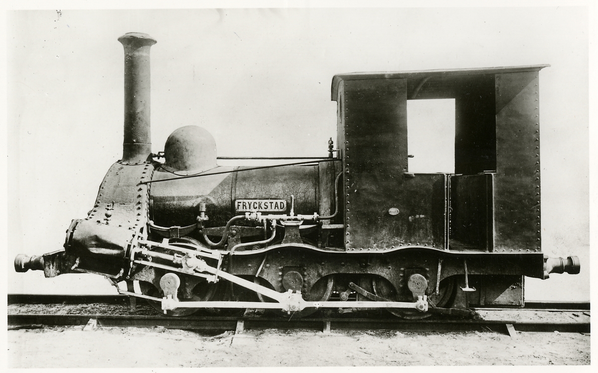 Ånglok, "Fryckstad", spårvidd 1101 mm (1099 mm enligt Katalog över Statens Järnvägars avdelning å Baltiska utställningen i Malmö 1914). Cylinderdiameter 230 mm. Slagets längd 395 mm. Sidoramar utanför hjulen bestående av plåtskodda ekplankor (Katalog över Statens Järnvägars avdelning å Baltiska utställningen i Malmö 1914).