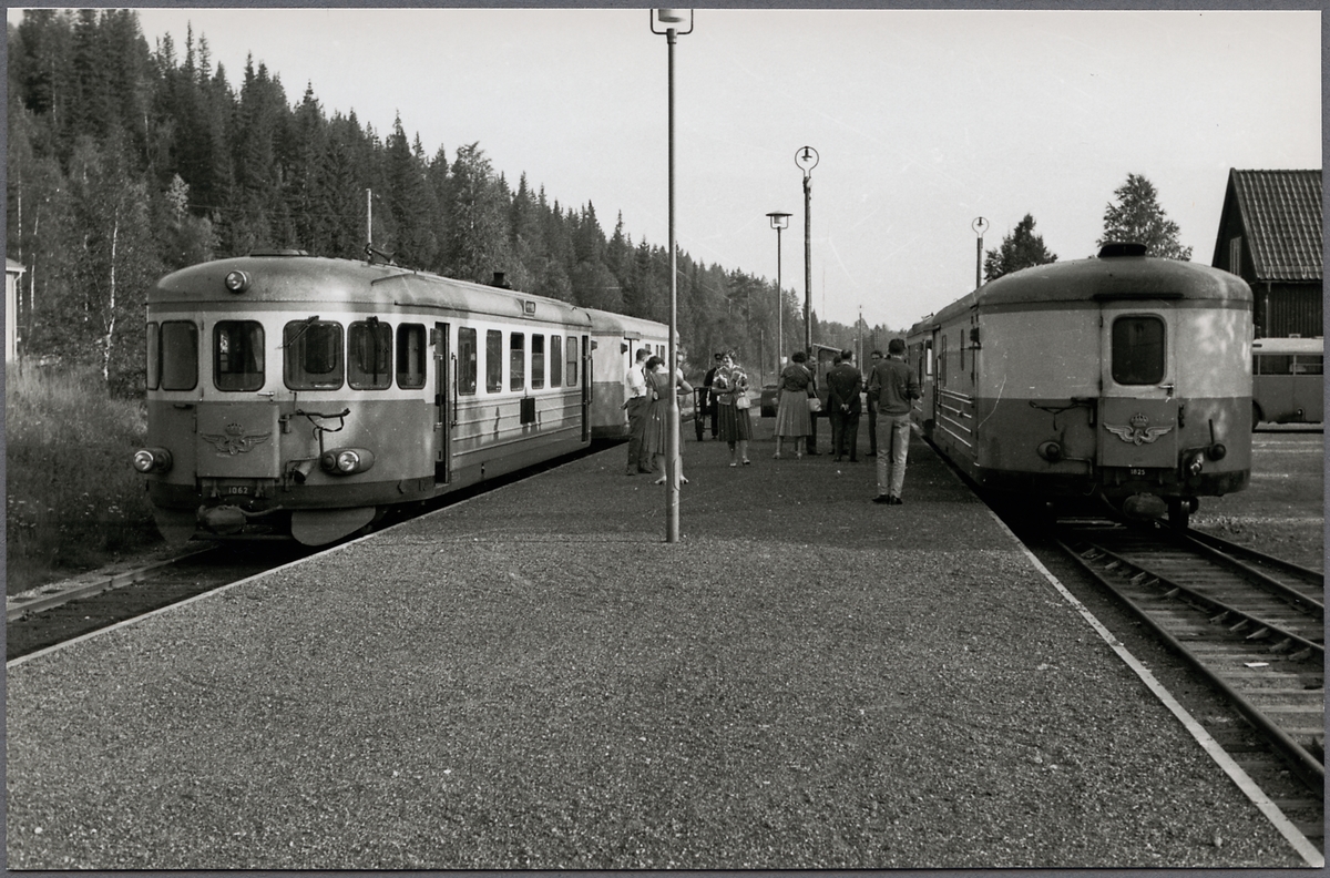 Sälen station. Statens Järnvägar, SJ YBo6 1062 och SJ UDFo20 1825.