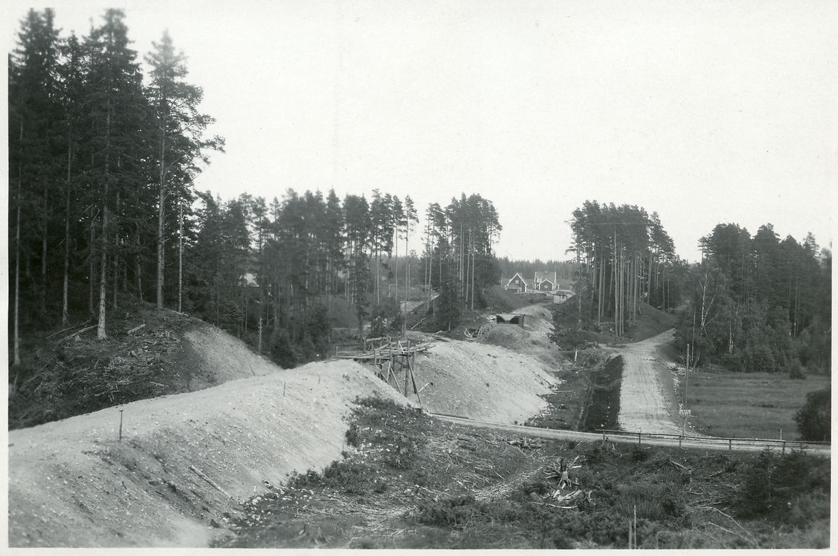 Uppbyggnad av banvallen längs linjen mellan Ulricehamn och Jönköping. Bottnaryd station och banmästarbostad syns i bakgrunden.