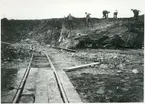 Bergavtäckning vid Strängsereds station. Decauvillespår, de färdiga rälslängder användes som provisoriska banor för banarbetsfordon.