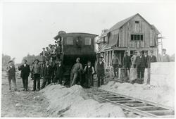 Banarbete på linjen Bergkvara - Gullaboby. I bakgrunden syns